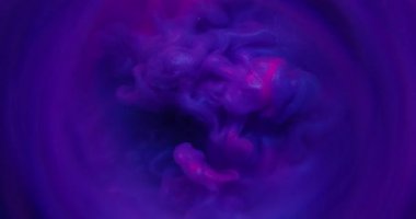 Sis girdabı. Suluboya mürekkep. Kasvetli mor menekşe mavisi parıldayan neon akıntısı sanat sıvısında. Atmosferik soyut su rengi çözünmüş doku.