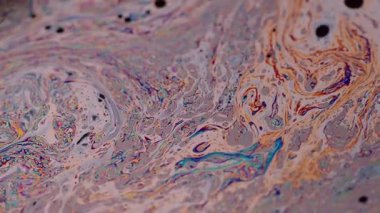 Psikedelik boya. Boya akışı. Odaklanamayan mor yeşil sıvı gökkuşağı eğrisi koyu siyah soyut ışık arka planında akrilik kaygan.