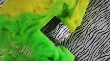 Boya patlaması. Parlak buhar. Odaklanmamış yeşil, çok renkli duman kübü. Soyut desenli sanat arka planına mürekkep dokusu sıçratıyor..