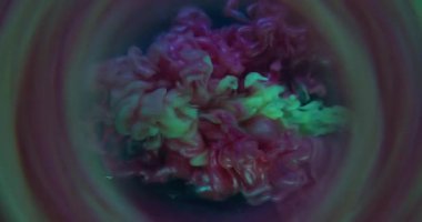 Renkli sis. Bulut karışımı. Yeşil pembe duman püskürtme spreyi çarpışması. Soyut arkaplan çemberinin parlayan su karışımını boya çözünmüş çerçevesi.