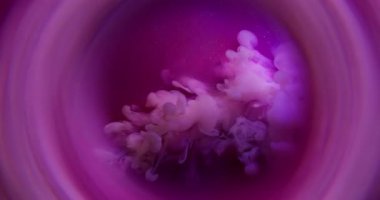 Köpüklü sıvı. Sis boyası. Parlak toz pembe beyaz kıvrımlı neon püskürtülü su patlaması. Yuvarlak renk parıltısı soyut bulanık arkaplan.