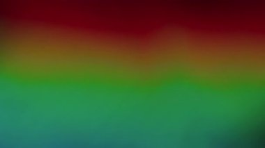 Bulanık arka plan. Holografik etki. Odaksız sızıntı. Çok renkli yeşil ışınlar. Gökkuşağı, soyut sanat ışığı üzerinde parlak bir ışık yansıması oluşturur..