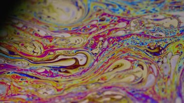 Psikedelik akış. Yağlı boya damlacıkları. Odaklanmamış mor yeşil sıvı boya eğrisi koyu siyah bulanık ışık soyut sanat arka planında akrilik kaygan.