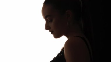 Utangaç surat. Kadın silueti. İç güzelliğin esenliği. Beyaz fotokopi arkaplanında izole edilmiş, koyu renk kontrast profilli dramatik kadın taslağı.