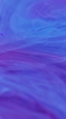 Dikey video. Boyama alanı. Mürekkep galaksisi. Odaklanamayan mor menekşe rengi, gradyan evreni karıştırıyor. Sihirli parlak sis, yağ damlası, soyut sanat arkaplanı parlıyor..