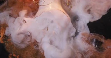 Mürekkep dumanı. Sanat bulanıklığı. Beyaz mat altın parıltılı duvak siyah arka planda soyut karışımı. Kırık ampul parçaları. Renkli suyla aydınlatılmış çelenk..