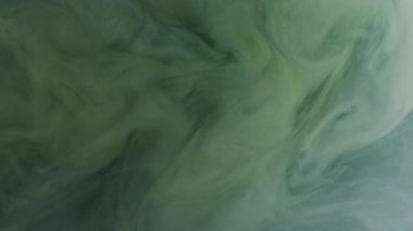 Mermer bulut. Duman sıvısı. Parlak parçacıkların tuhaf bir şekilde sarmal olduğu gri renkli sis. Dalgalı suluboya çözünmüş su soyut arka planında akıyor.