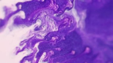 Köpüklü sıvı karışımı. Mürekkep dalgası. Bulanık mor beyaz renk parıltılı desen sıvı boya karışımı dökülme soyut sanat arka planı.