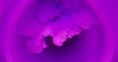 Parlak duman. Mor duman. Parlak renkli boya pigmenti suda çözünüyor. Yuvarlak odaklı tünel lensi neon ışıklı soyut arkaplan.