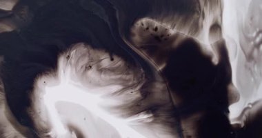 Grunge akışı. Mürekkep yüzeyi. Hava siyah peçeli dalgalı kirlilik girdabı döktü. Fantezi bulutlu beyaz boya suyun soyut arka planına dökülüyor.