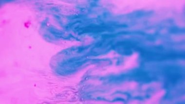 Mürekkep parçacıkları. Boya suyu sıçraması. Bulanık mavi siyah renk su altı tozu yüzen doku sıvı karışım akışı koyu soyut sanat arka planı.