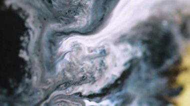 Boya dökülmüş. Sıvı sanat. Parlak soyut arkaplan üzerine odaklanmış mor gri siyah renkli sıvı mürekkep karışımı parçacık dokusu.