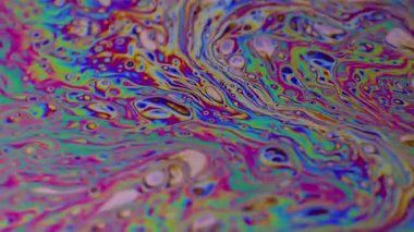 Gökkuşağı kıvılcımları. Baloncuk yağı. Odaklanmamış mor yeşil sıvı boya eğrisi koyu siyah bulanık ışık soyut sanat arka planında akrilik kaygan.