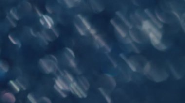 Odaklanmış spektrum. Yanıp sönen parıltı. Renk değişimi ile dekoratif şenlik arka planı. Karmaşık ışınlar titreşiyor. Hassas atmosfer..