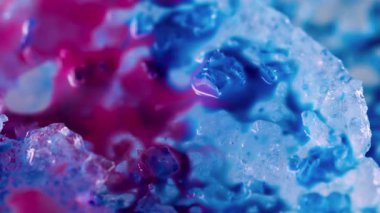 Mürekkep damlası. Soyut boya. Mavi pembe buzlu su harmanlama akışı sıvı sıçraması bulanık sanat dokusu bokeh hafif arkaplan.