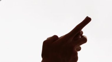 Karantina sohbeti. Uzaktan iletişim. Beyaz boş arkaplanda izole edilmiş telefon mesajı kullanarak yüz maskeli bir adamın karanlık profil silueti.