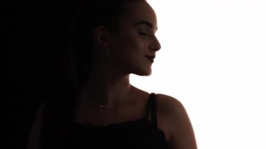 Müzik ilhamı. Dans eden siluet. Kendinden emin, neşeli, kaygısız hareketlerden hoşlanan, beyaz siyah fotokopi arkaplanında izole edilmiş, koyu renk kontrast çizgisi..