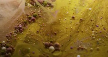 Sis sıvısı. Kabarcık mürekkebi. Altın parıldayan sarı mermer akıntısı şeffaf yağ bulanıklığı suyunda. Lüks nem sanatı soyut arkaplan.