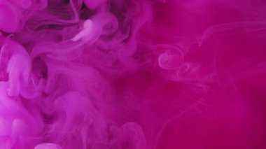 Pembe sis. Duman parçacıkları. Canlı renk kabarcıkları soyut arkaplan kıvrımları oluşturur. Pürüzsüz dalgalı ışık akışı mürekkep suyu ve karışık suluboya peçe boyası.