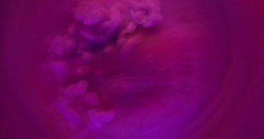 Boya patlaması. Parlayan toz. Pembe mor dalga düz akış renk sıvı yüzeyinden ortaya çıkar. Gizemli su soyut arkaplan dokusu.