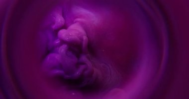 Parıltı akıyor. Boya patlaması. Fantezi arka planında pembe, pırıl pırıl dalgalar. Sanat sıvısı akışı soyut bulanık doku.