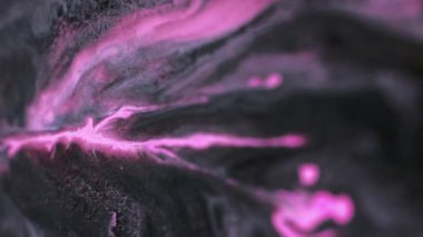 Boya dökülmüş. Islak akrilik damlası. Bulanık mor pembe renk parçacıkları desen mürekkep akışı dalga hareketi soyut arkaplan.