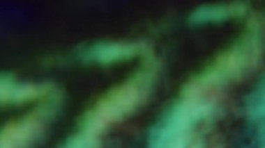 Ruhsal holografik. Bulanık ışık sızıntısı. Odaklanamayan sızıntı, çok renkli yeşil ışınlar, gökkuşağı titreşimleri, soyut sanat efekti arka planında ışık gradyan lensler..