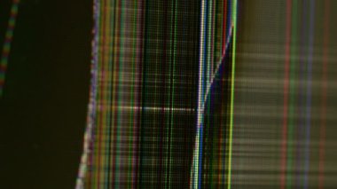 Ekran arızası. Analog dokusu. Ölü siyah ıslak bölgede hasar görmüş renk görüntüsü. Düşük kalite kanal dijital ızgara piksel çizgisi odaklı değil.