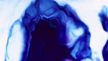 Mürekkep sıçraması. Dalgalı boya. Açık opak bulanık diş minesinde çözünen mavi boya. Akrilik yüzeyde karışık renk dalgaları karışımı.