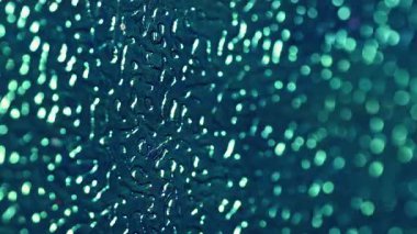 Bokeh kumaşı. Kabartmalı plastik yüzey. Mavi taneli yapay deri, değişen ışıklandırmalı dalgalı çarşaf. Dekoratif odaklanmış işaret fişeği arkaplanı.