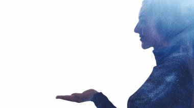 Güzellik reklamı. Yüz kozmetolojisi. Çift pozlu sisli kadın silueti. Avuç içi açık, beyaz boş arkaplanda izole edilmiş..