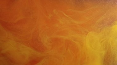 Sis sıvısı. Renkli suluboya. Parlak turuncu boya bulutu, parlak soyut arka planda dönüşümlü olarak kıvrılır. Hafif dumanlı bulanık dumanlı duvak boyası.