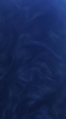 Duman parçacıkları. Mavi akış. Odaklanamayan koyu soyut arka planda gizemli yoğun sis. Suluboya peçe boya suda çözünür.