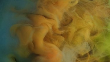 Duman akışı. Haze boyası. Turuncu, yeşil, yumuşak, dumanlı su girdabı. Suluboya peçeli bulanık mürekkep ile psikedelik bulut soyut arkaplan.