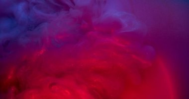 Mistik boya. Parıltı yayılıyor. Kırmızı mor mor parlak dalga renkli neon su yüzeyinde yuvarlanıyor. Parlak, sıvı, yuvarlak mercek, soyut arkaplan.