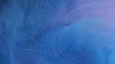 Sihirli buhar. Parlak boya. Soyut sanat ışığı arka planında odaklanmış mavi renk bulanık mürekkep dokusu duman sıvı su akışı.
