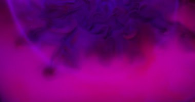 Duman patlaması. Yuvarlak mercek. Pembe parlak sıvıya yayılan mor mürekkep lekeli sis akışı fantezisi. Çember kiriş ışığı soyut arka planı.