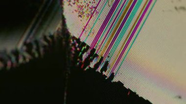 Ekran hatası. Ekran arızası. Siyah mürekkep kırık yüzeye yayılır. Yanıp sönen renkli piksel çizgileri kenar çatlak plazma TV monitörü üzerindeki noktalar.