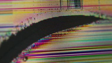 Gürültülü objeler. Matris deformasyonu. Gökkuşağı bulanıklık kenarı siyah bölünmüş cam dijital yüzeydeki çatlağı göster.