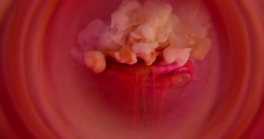 Mistik duman. Su altı yaprakları. Çiçek tomurcuğuna renkli sprey mürekkebi karıştır. Haze gül doğal bulanık lens kırmızı turuncu soyut arkaplan suyu.