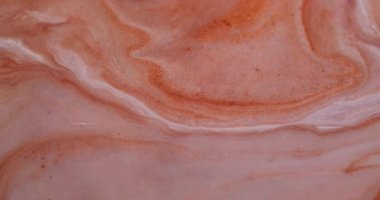 Pigment karışımı. Kimyasal parıltı. Turuncu bakır beyaz boya parıldayan sıvı dokuya yayılmış. Pürüzsüz karışık parçacıklar soyut arkaplanı bulanıklaştırır.