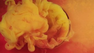 Boya sıvısı. Mürekkep suyu. Odaklanmamış sarı turuncu renkli sis dokusu dumanı soyut sanat arka planında daire şeklinde parlıyor..