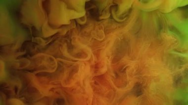 Duman dalgası. Mistik sis. Işıldayan bulutun içinde turuncu sarı akarsu karışımı. Kozmik örtülü parlak boya akışı su dokusunun soyut arkaplanı.