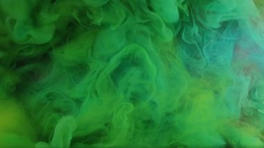 Yüzen sis. Akrilik boya. Odaklanmamış yeşil renk sisi desenli bulut buharı soyut parıldayan sanat arka planında ışıldıyor.