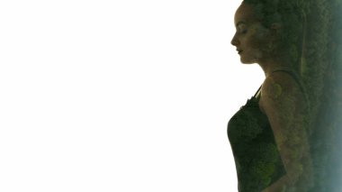 Organik güzellik. Doğa portresi. Yeşil orman yeşilliklerinin havadan görünüşü çift pozlama profili. Huzurlu bir kadının yüzü beyaz boş alan arka planında izole edilmiş..