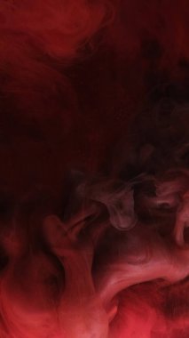 Kırmızı sis. Grunge sisi. Dalgalı atmosfer sudaki boyanın yansımaları. Peçe mürekkebi, parlak odaklı soyut arkaplanda pürüzsüz bir şekilde boya akışını kıvırır.