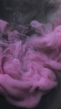 Soyut duman. Rüya bulutu. Odaklanmamış mor sisli boya mürekkep buharı ışıltılı su akışı sıvısı sanatın koyu arka planında.