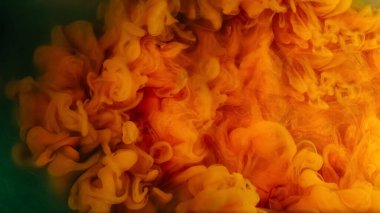 Mürekkep suyu patlaması. Duman ruhani. Odaklanmamış turuncu sis dumanı sıvı sis soyut karanlık sanat arka planına boya dokusu sıçratıyor.