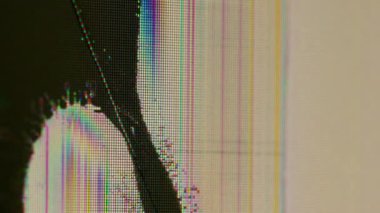 Kırık piksel. Grunge sıvısı. Siyah sıvı hasarlı camların altına dökülür. Arızalı yayın odaklı görüntü arkaplanının dijital arızasını kapat.