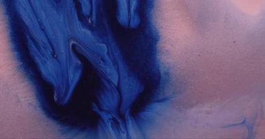 Mürekkep akışı. Sanat sıvısı. Beyaz ışıldayan toz buz yüzeyinde mavi sıvı dökülmüş. Renk parçacıklarını soyut bulanık arkaplanla karıştır.